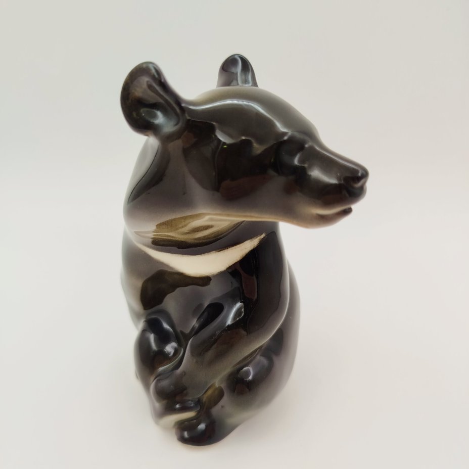 Статуэтка "Медведь гималайский", скульптор П.П. Веселов, фарфор, аэрография, Ленинградский фарфоровый завод (ЛФЗ), СССР, 1960-1990 гг.