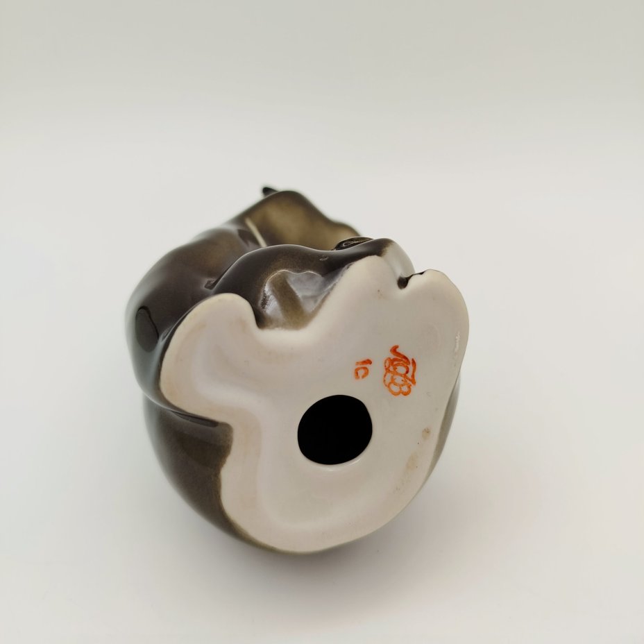 Статуэтка "Медведь гималайский", скульптор П.П. Веселов, фарфор, аэрография, Ленинградский фарфоровый завод (ЛФЗ), СССР, 1960-1990 гг.