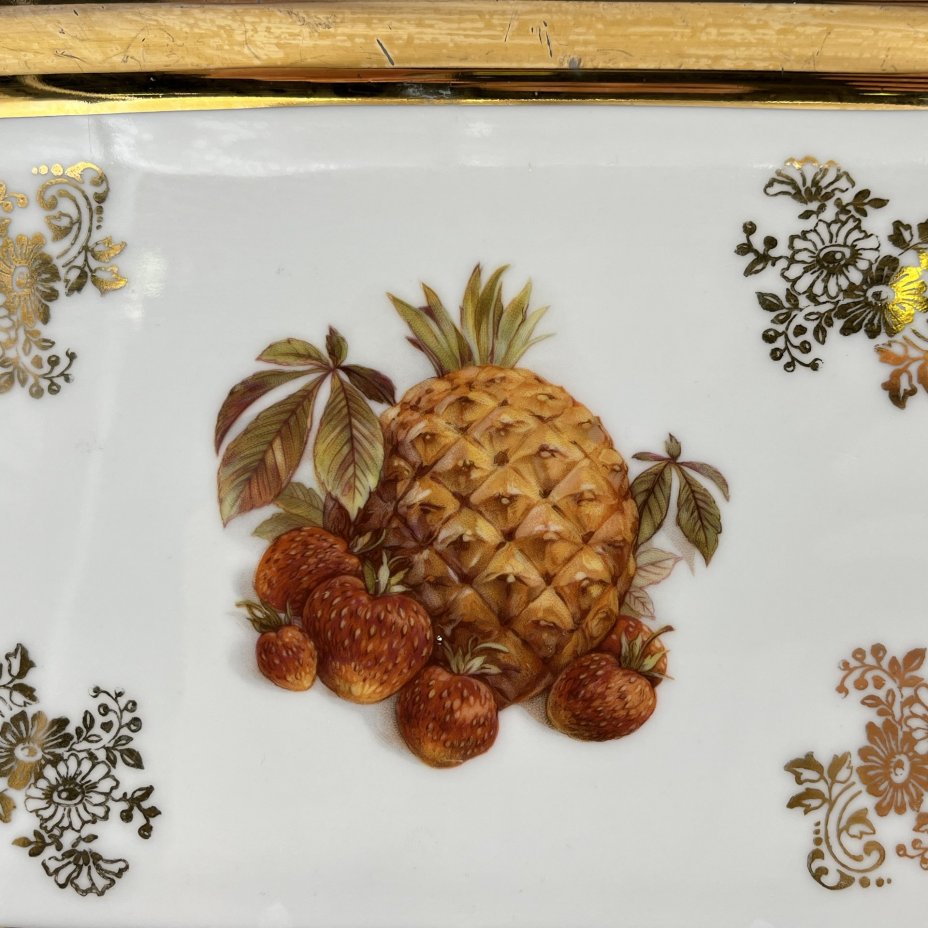 Блюдо вытянутой формы (рулетница), украшенная изображением фруктов, Leni or Erich Parbus