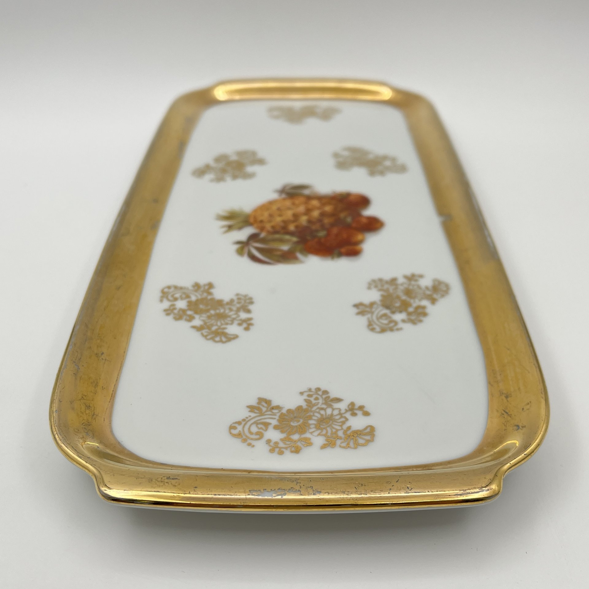 Блюдо вытянутой формы (рулетница), украшенная изображением фруктов, Leni or Erich Parbus, фарфор, деколь, золочение, Бавария, 1960-1980 гг.