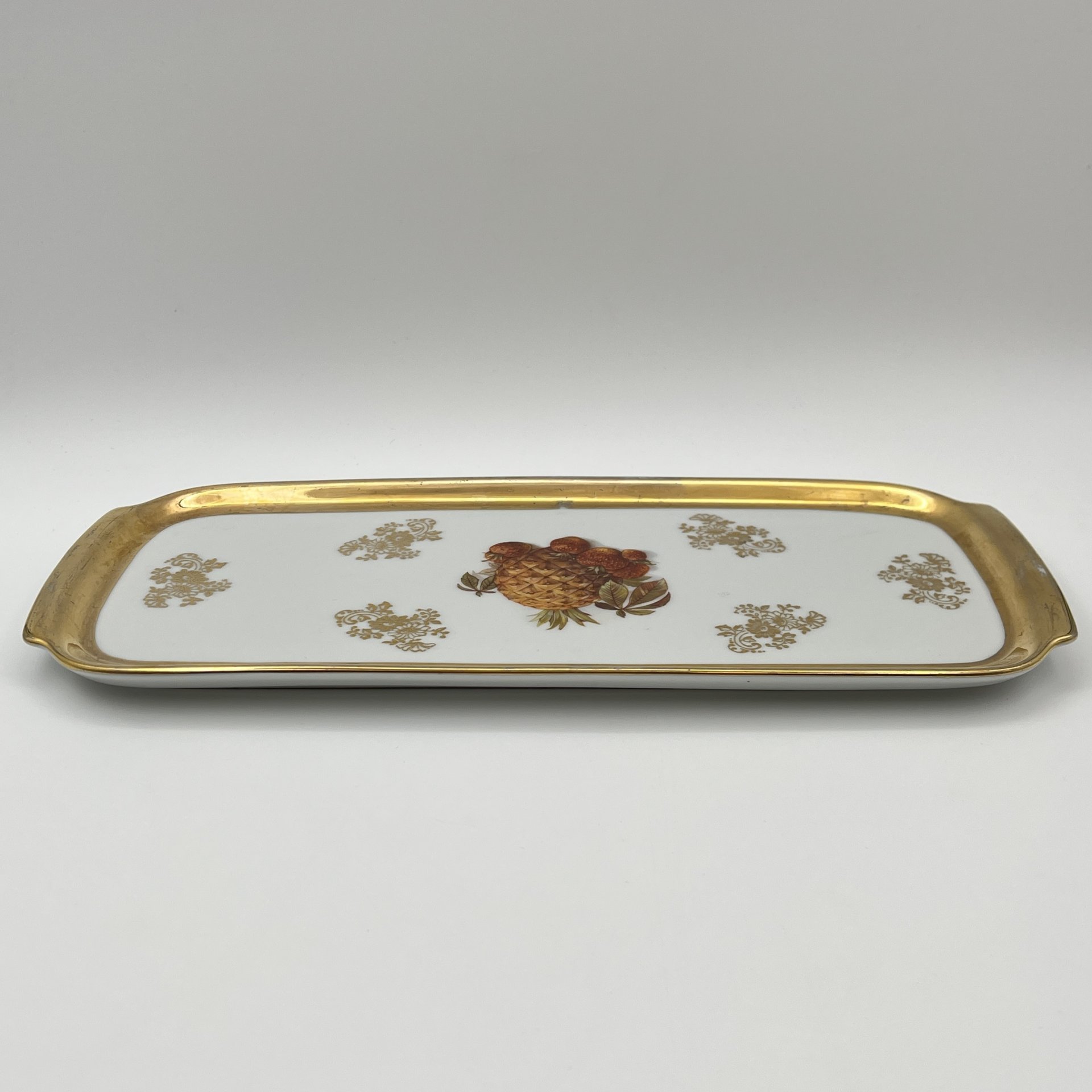 Блюдо вытянутой формы (рулетница), украшенная изображением фруктов, Leni or Erich Parbus, фарфор, деколь, золочение, Бавария, 1960-1980 гг.