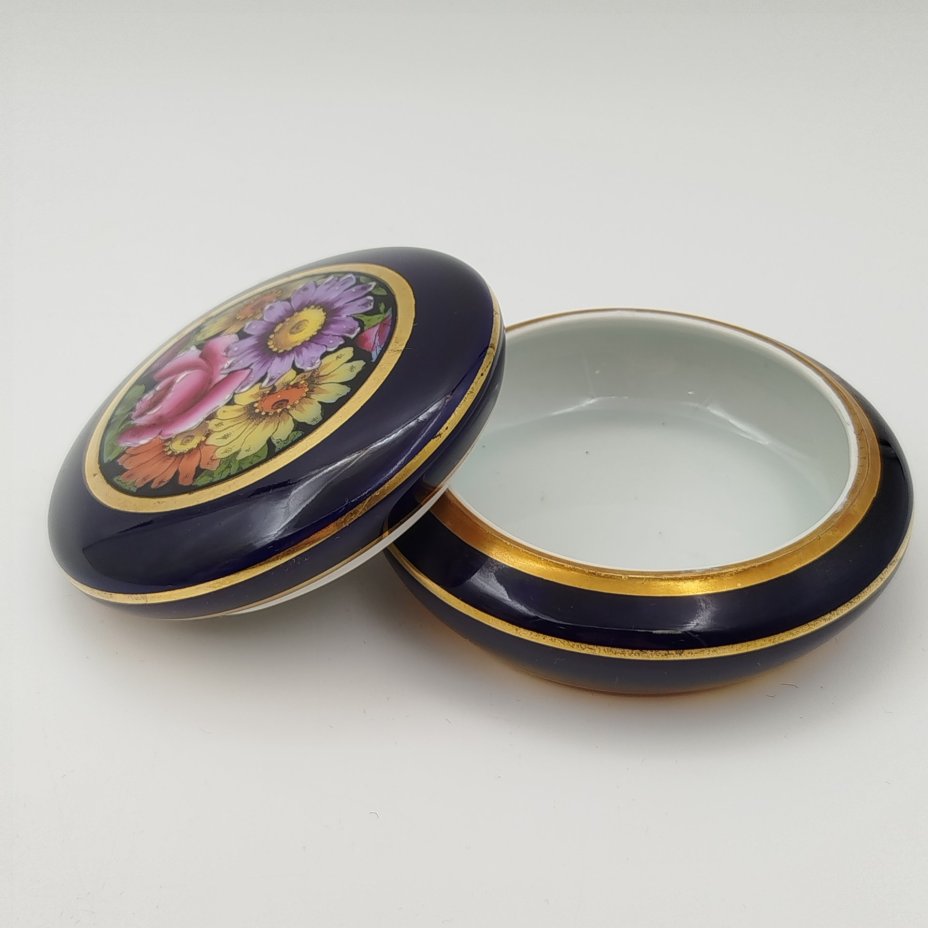 Шкатулка кобальтового цвета, украшенная изображением цветов, фарфор, роспись, золочение, Lichte Porzellan (Лихте), Германия, 1954-1972 гг.