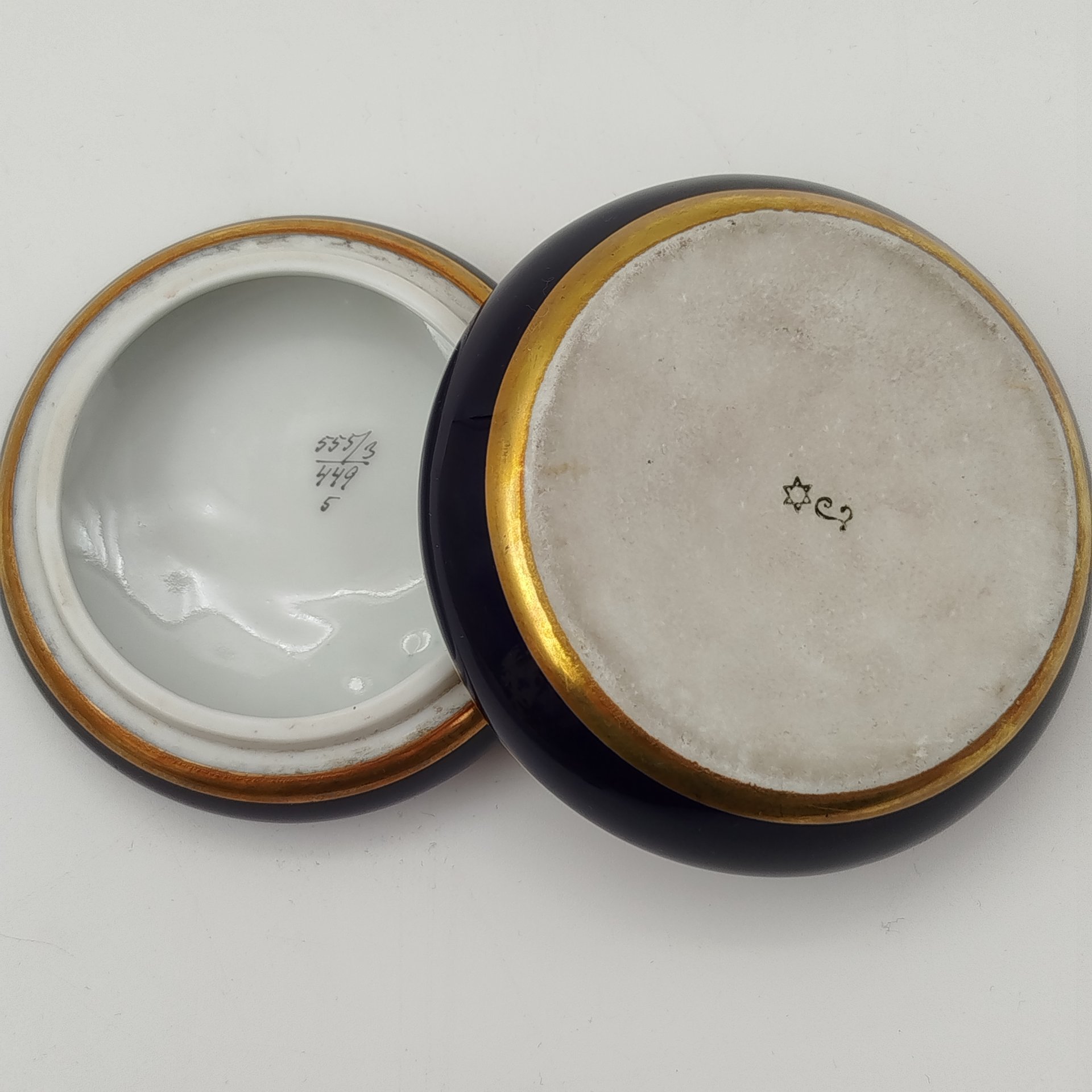 Шкатулка кобальтового цвета, украшенная изображением цветов, фарфор, роспись, золочение, Lichte Porzellan (Лихте), Германия, 1954-1972 гг.