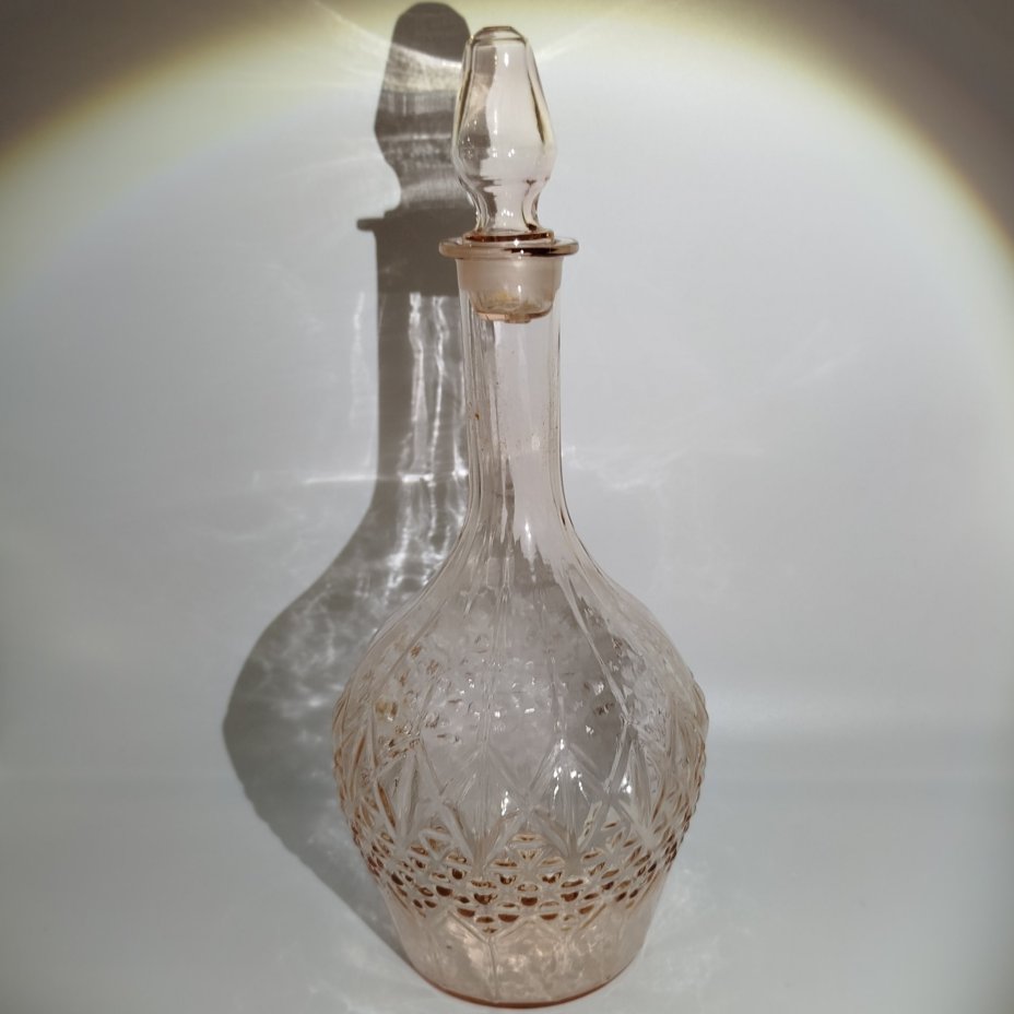 Штоф розоватого оттенка с геометрическим декором, стекло, СССР, 1960-1980 гг.