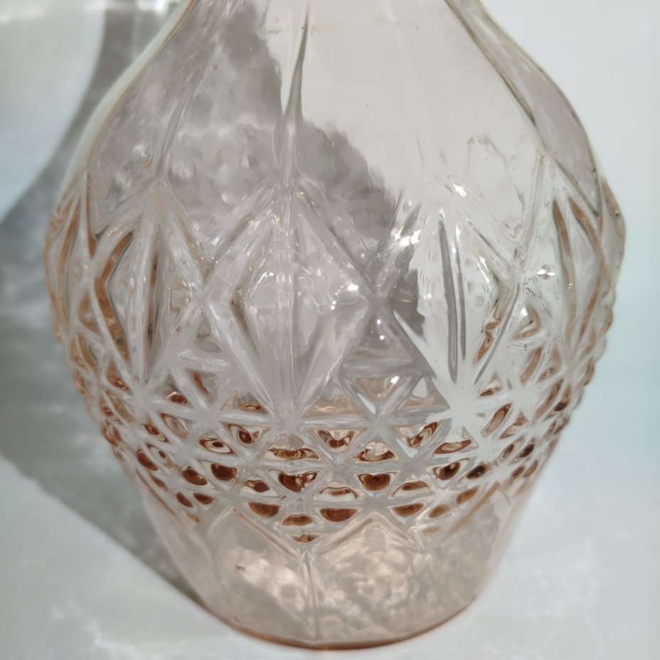 Штоф розоватого оттенка с геометрическим декором