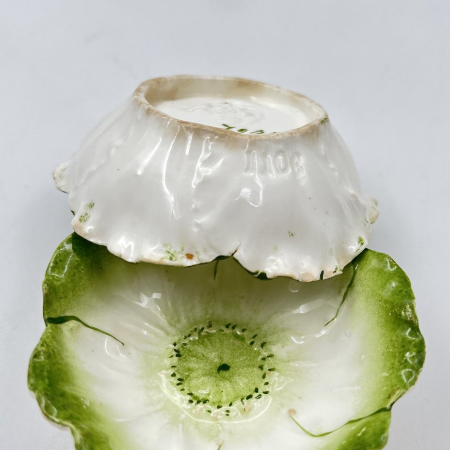 Пара розеток в форме капустных листов, "Max Roesler"