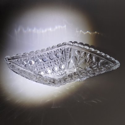 Салатник ромбовидной формы с ягодным декором, хрусталь, алмазная грань, матирование, СССР, 1970-1990 гг.