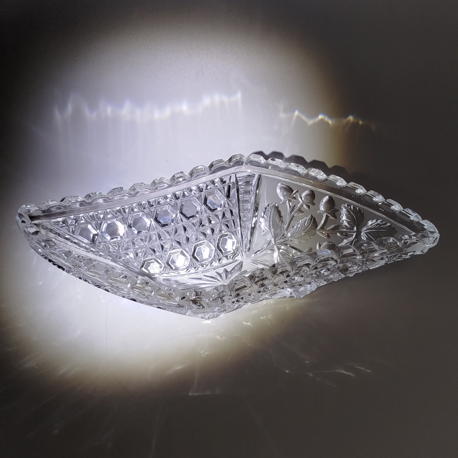 Салатник ромбовидной формы с ягодным декором, хрусталь, алмазная грань, матирование, СССР, 1970-1990 гг.