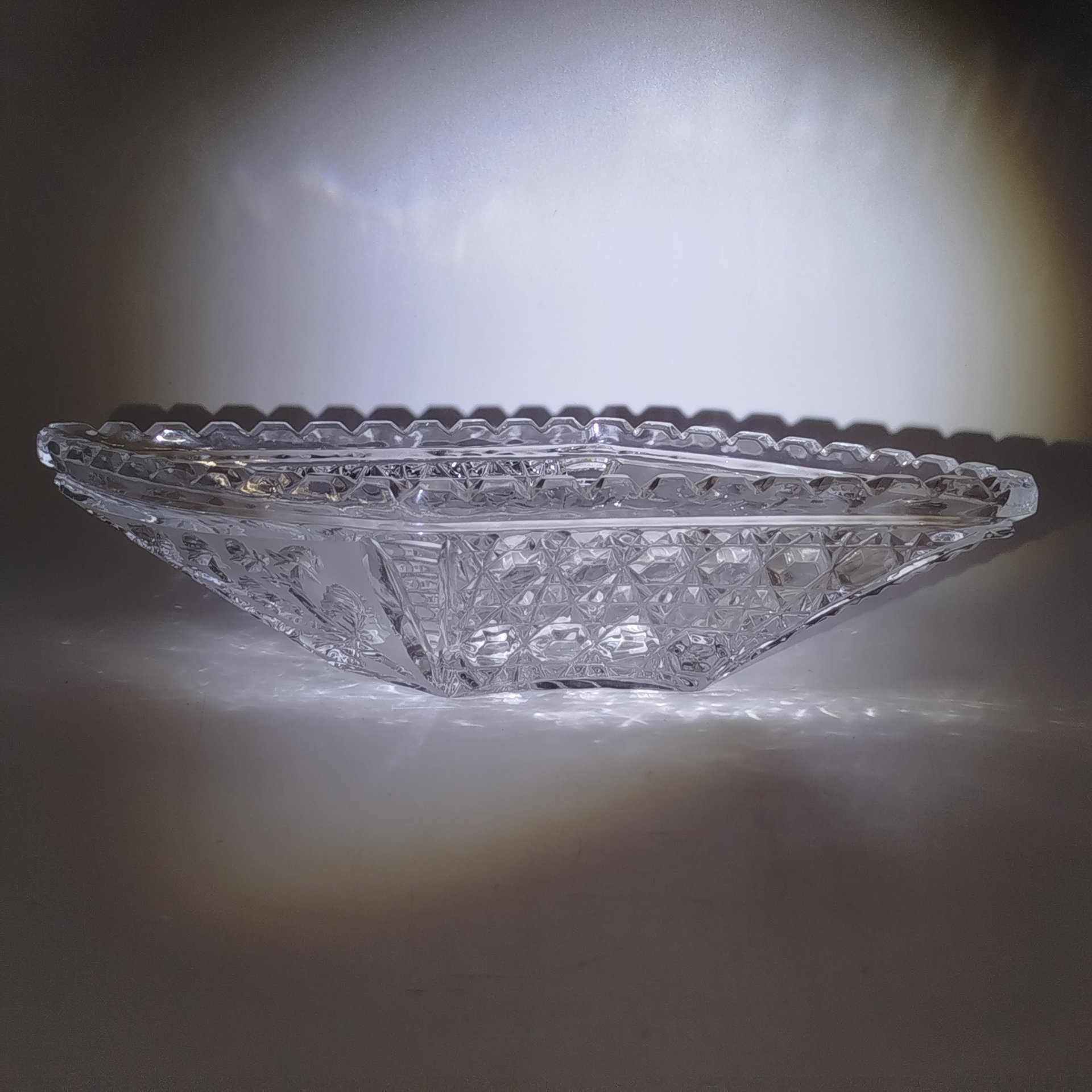 Салатник ромбовидной формы с ягодным декором, хрусталь, алмазная грань, матирование, СССР, 1970-1990 гг.
