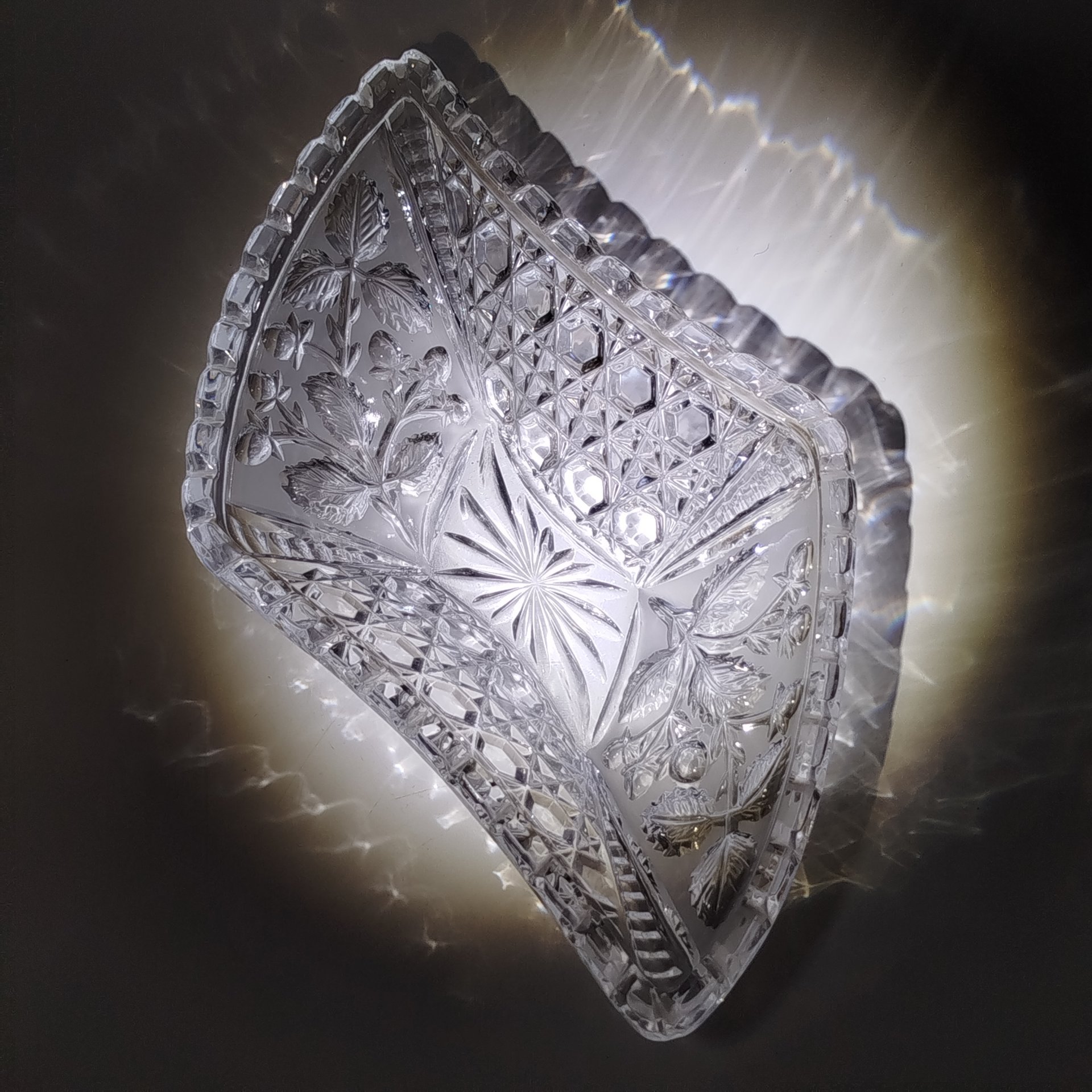 Салатник ромбовидной формы с ягодным декором, хрусталь, алмазная грань, матирование, СССР, 1970-1990 гг.