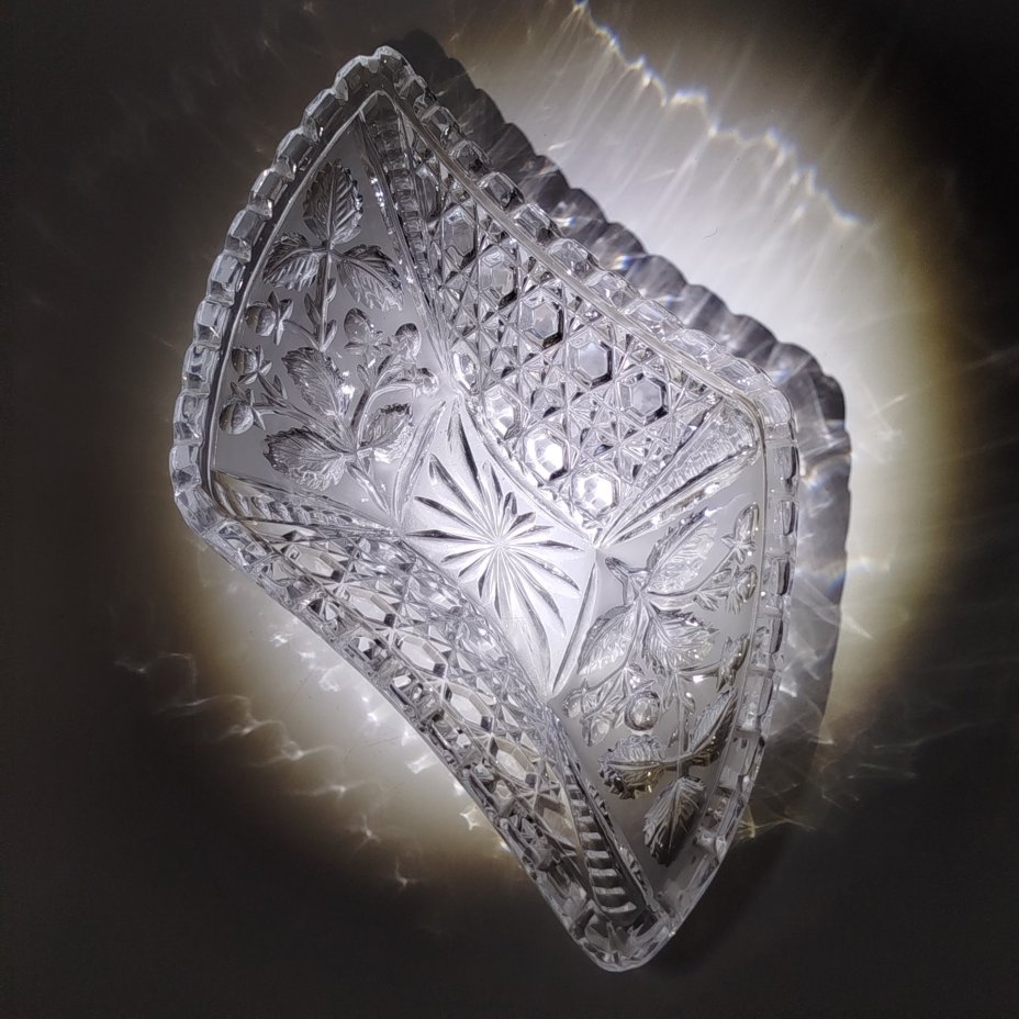 Салатник ромбовидной формы с ягодным декором