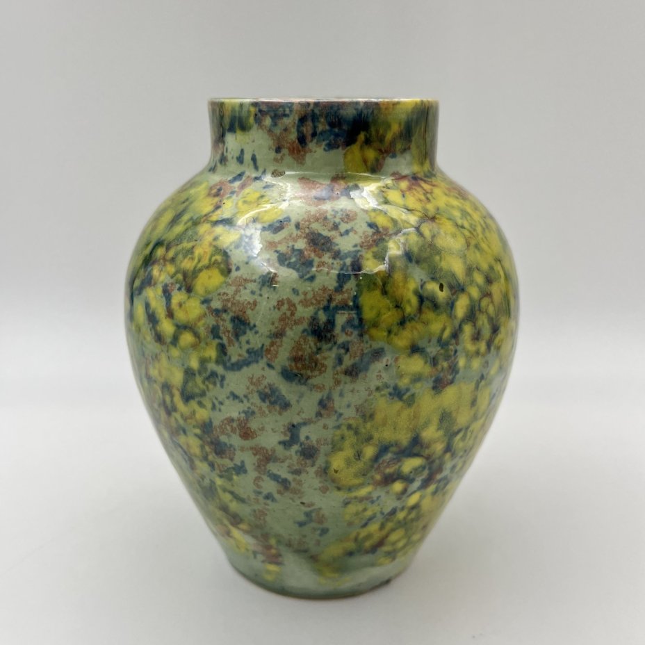 Ваза с разноцветными разводами на тулове, фаянс, поливы, Конаковский фаянсовый завод им. М.И. Калинина (ЗиК Конаково), СССР, 1940-1950 гг.