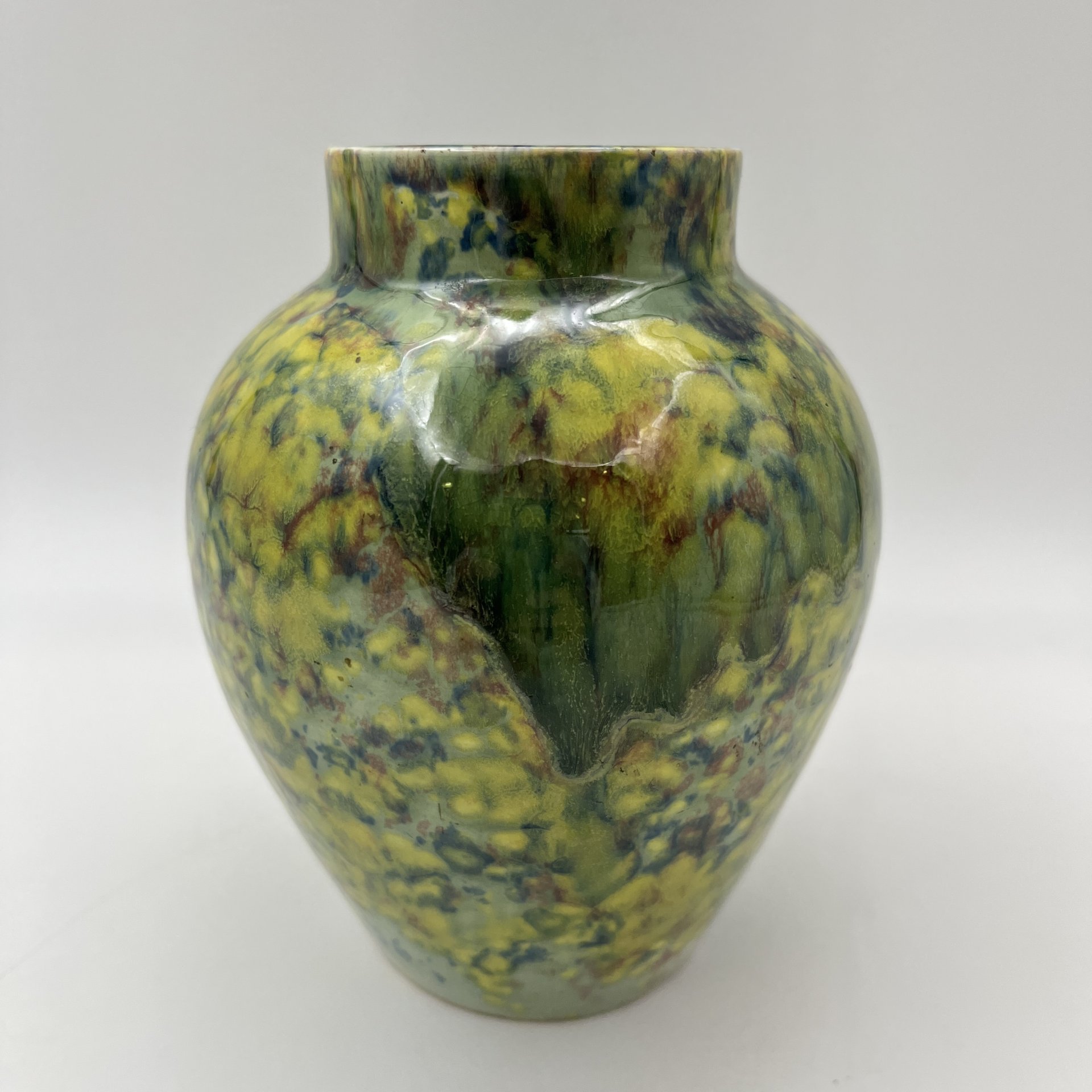 Ваза с разноцветными разводами на тулове