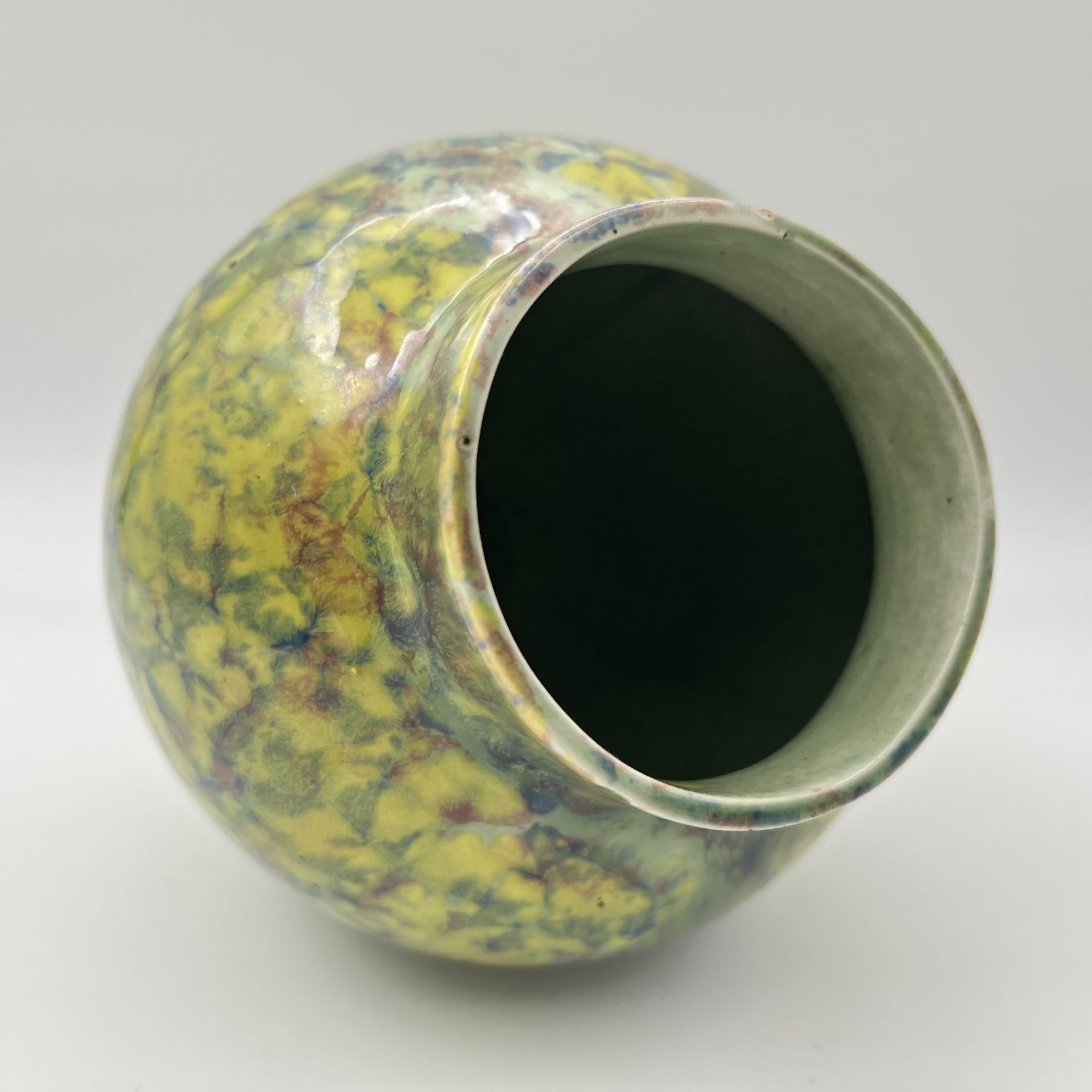 Ваза с разноцветными разводами на тулове