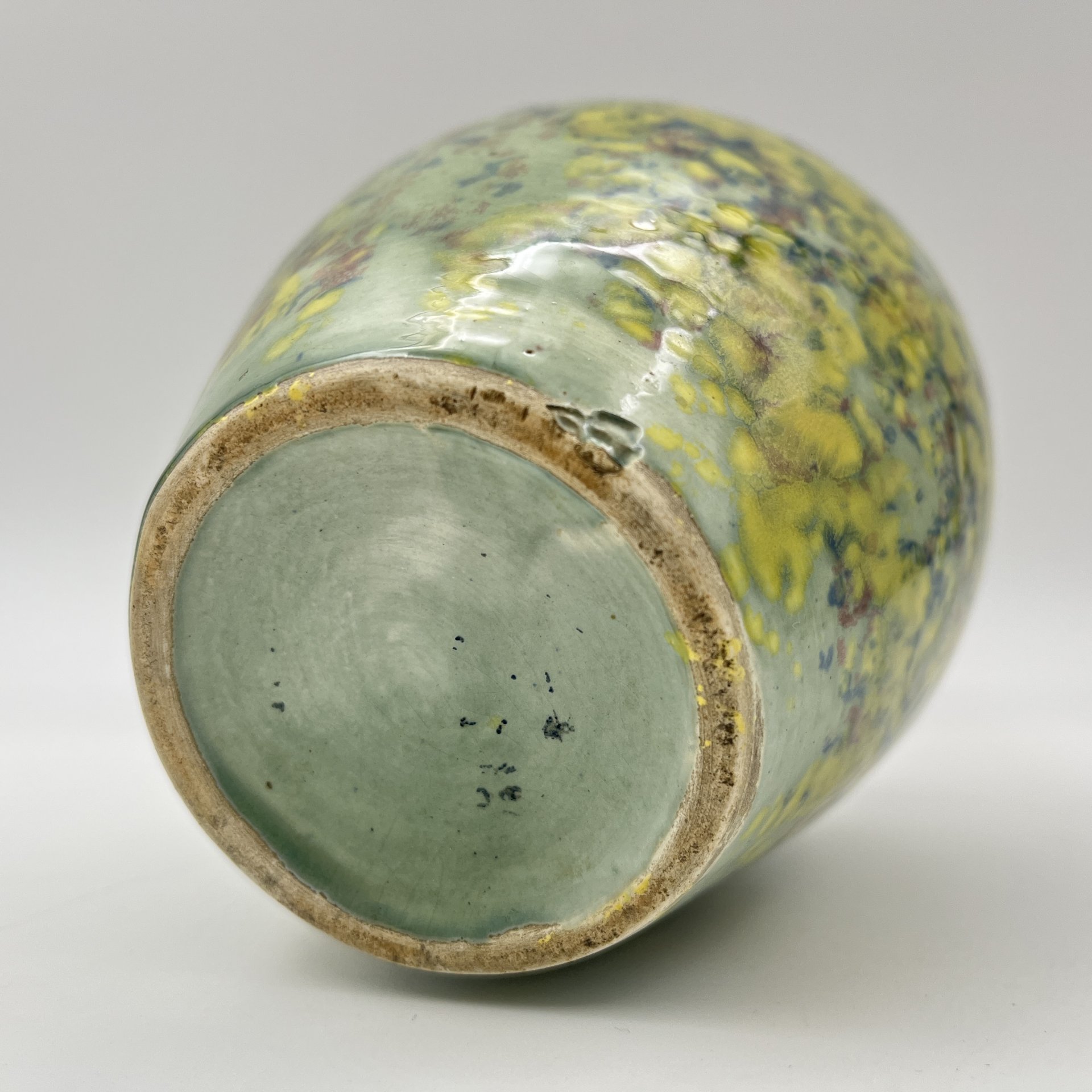 Ваза с разноцветными разводами на тулове