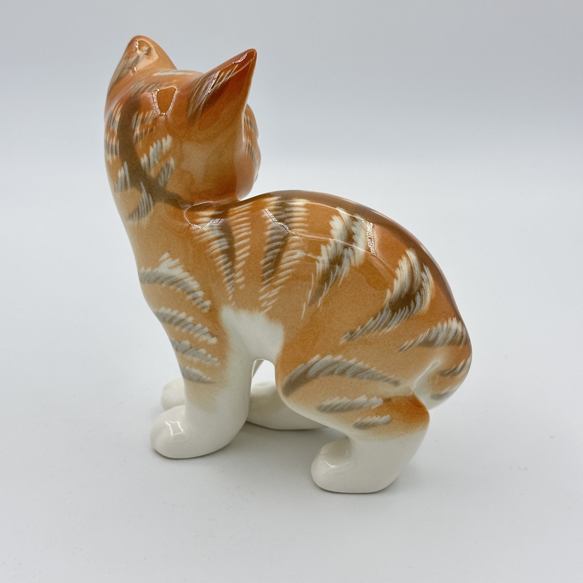 Статуэтка "Котёнок" ("Рыжий котёнок"), скульптор П.П.Весёлов, художник В.М.Жбанов, Ленинградский фарфоровый завод (ЛФЗ)