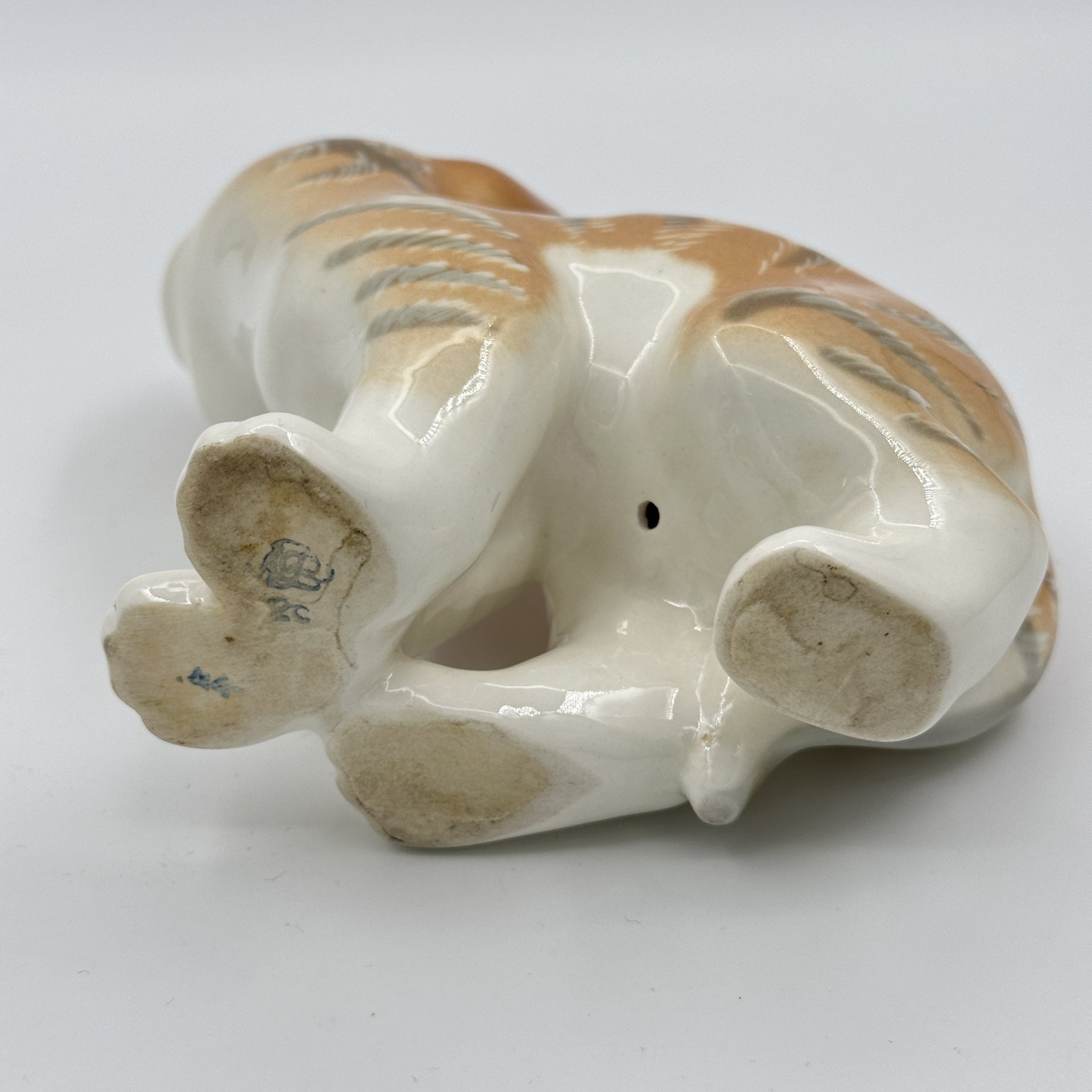 Статуэтка "Котёнок" ("Рыжий котёнок"), скульптор П.П.Весёлов, художник В.М.Жбанов, Ленинградский фарфоровый завод (ЛФЗ)