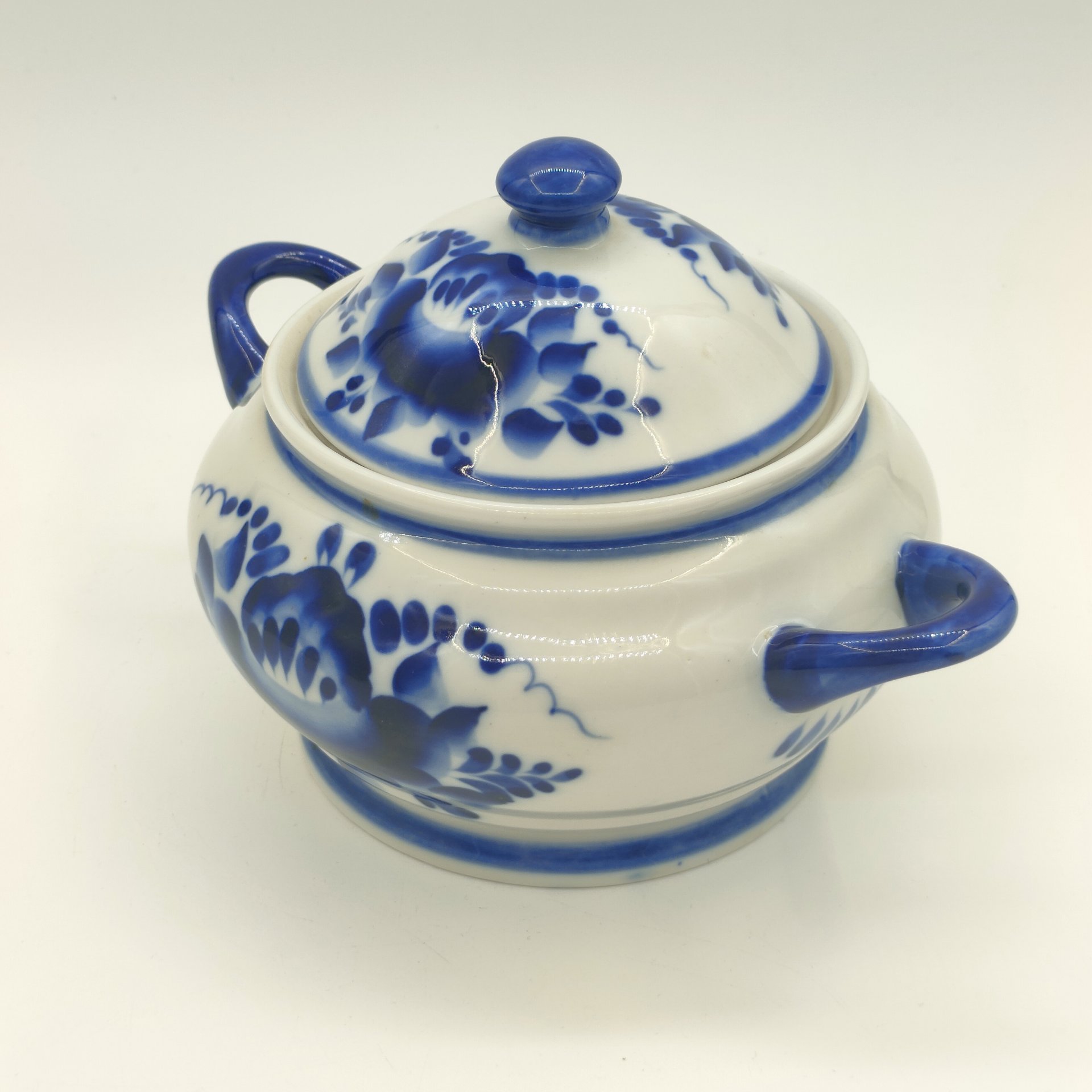 Сахарница (ёмкость для хранения) с цветочным декором, фарфор, роспись, Гжельский фарфоровый завод, Россия, 1990-2015 гг.