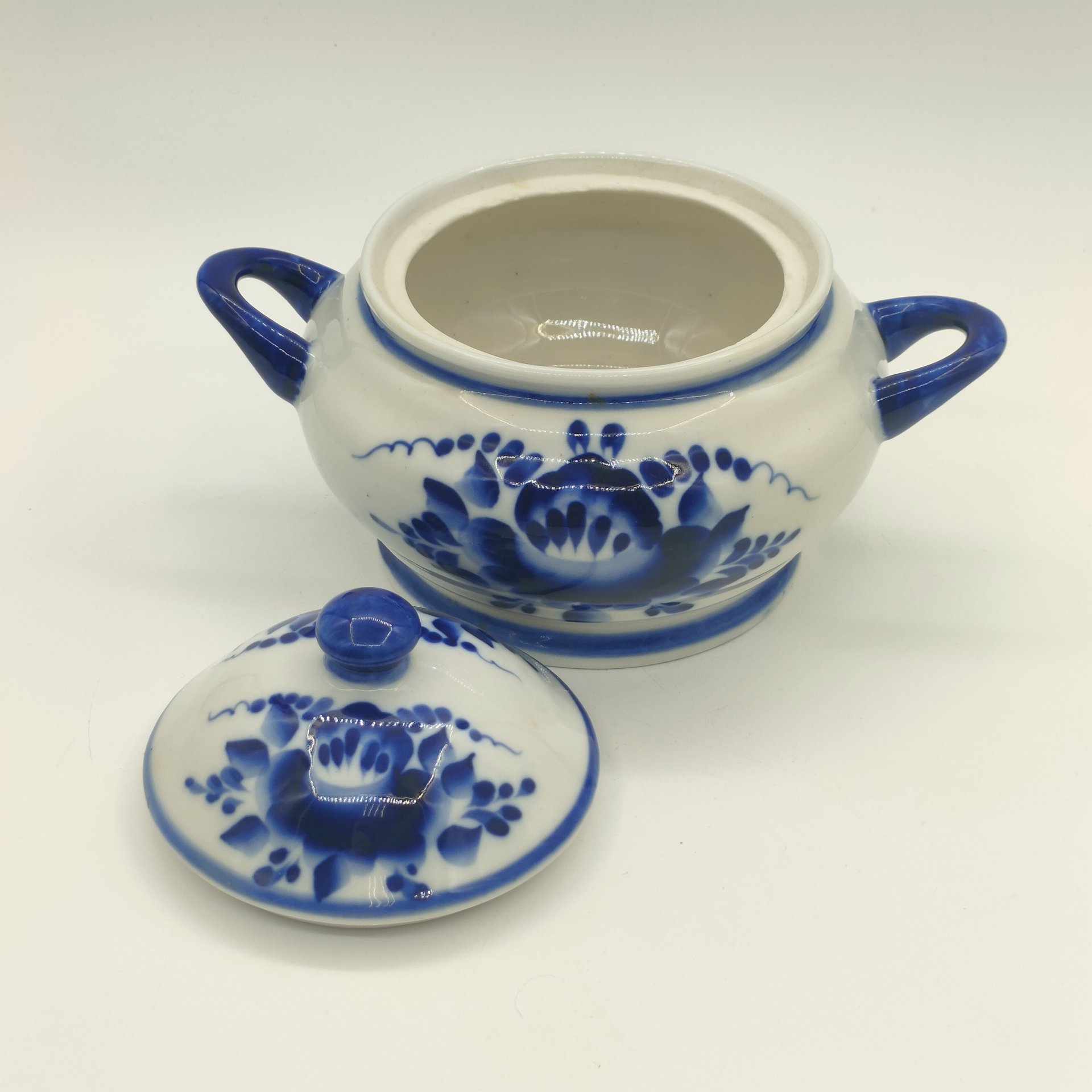 Сахарница (ёмкость для хранения) с цветочным декором, фарфор, роспись, Гжельский фарфоровый завод, Россия, 1990-2015 гг.