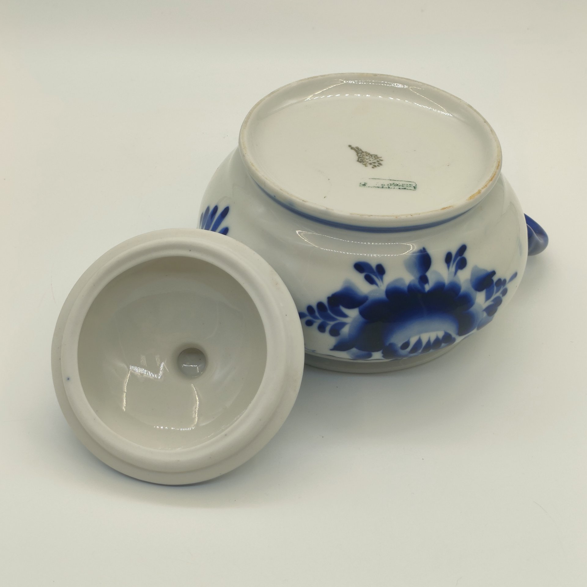 Сахарница (ёмкость для хранения) с цветочным декором, фарфор, роспись, Гжельский фарфоровый завод, Россия, 1990-2015 гг.