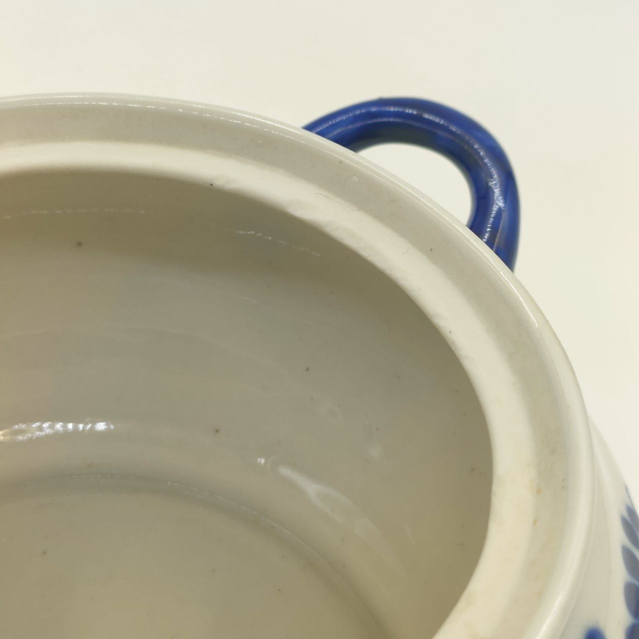 Сахарница (ёмкость для хранения) с цветочным декором, фарфор, роспись, Гжельский фарфоровый завод, Россия, 1990-2015 гг.