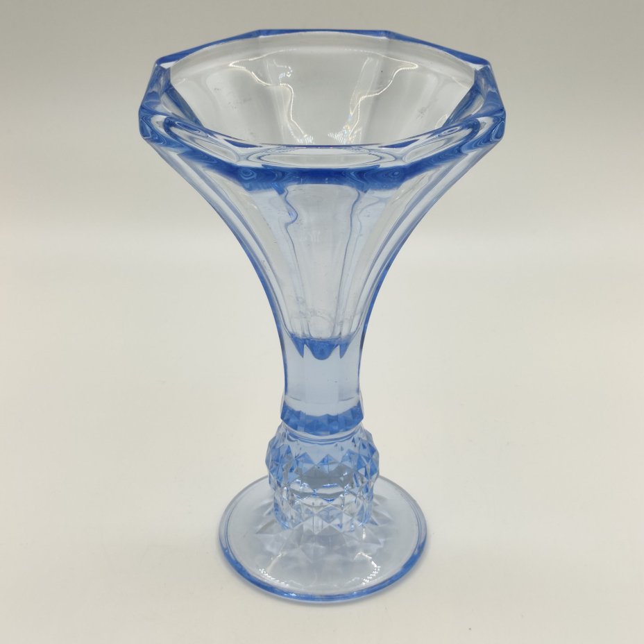 Ваза (подсвечник) синего оттенка на ножке с рельефным декором