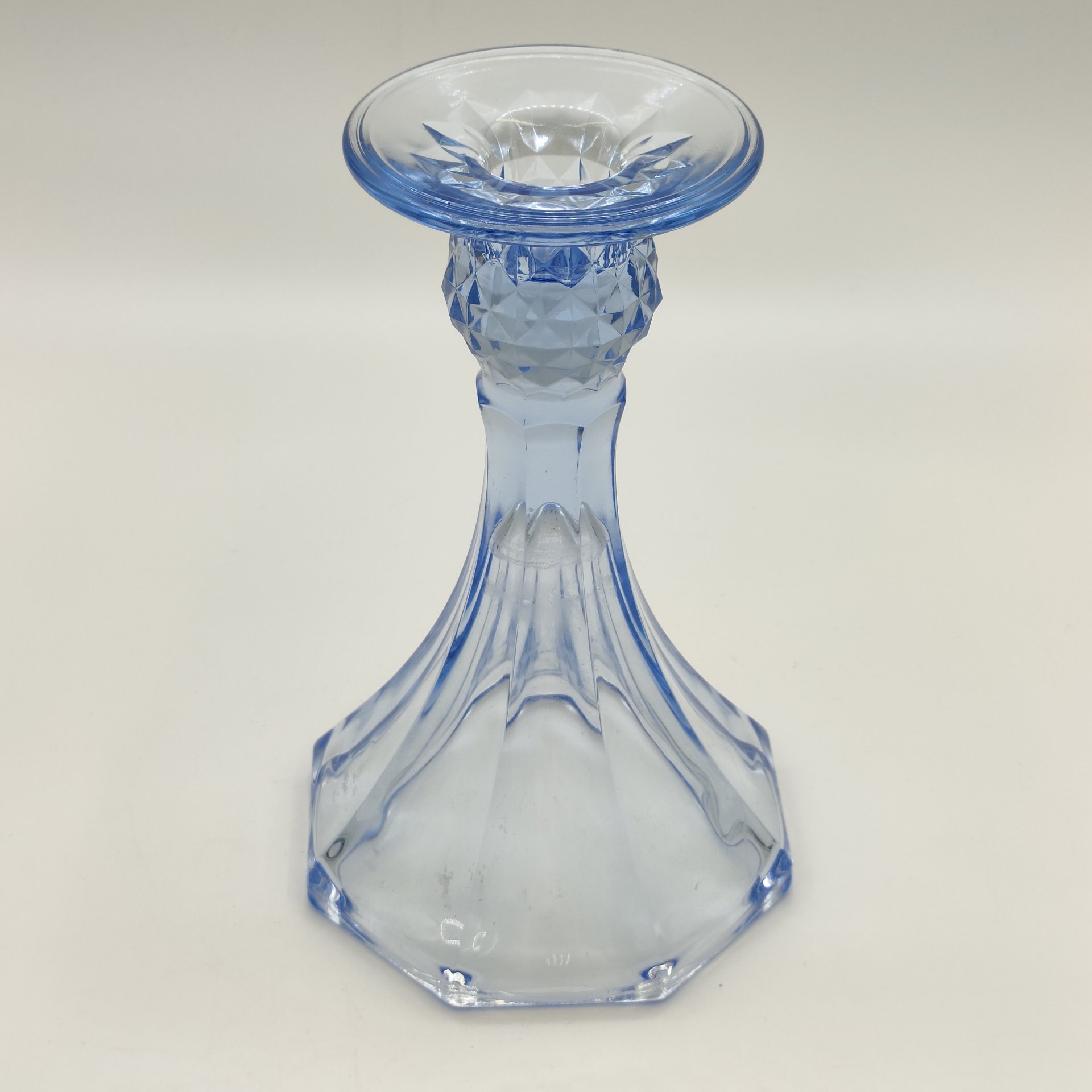 Ваза (подсвечник) синего оттенка на ножке с рельефным декором, цветное стекло, пресс, Восточная Европа, 1960-1980 гг.