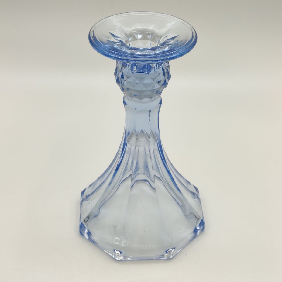 Ваза (подсвечник) синего оттенка на ножке с рельефным декором