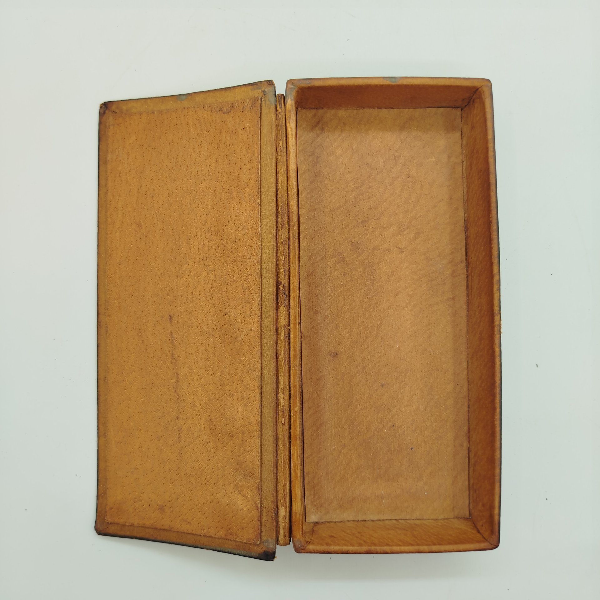 Шкатулка прямоугольной формы, металл, картон, кожа, Россия, 1910-1940 гг.