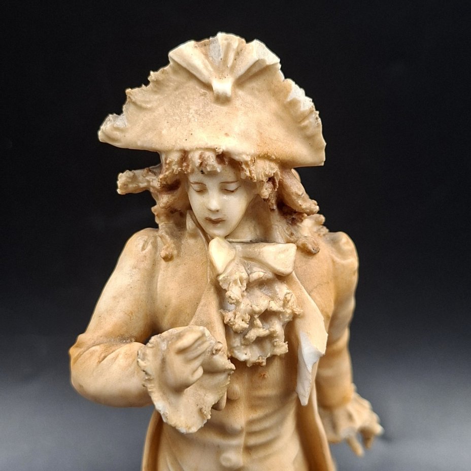 Статуэтка "Галантный кавалер"