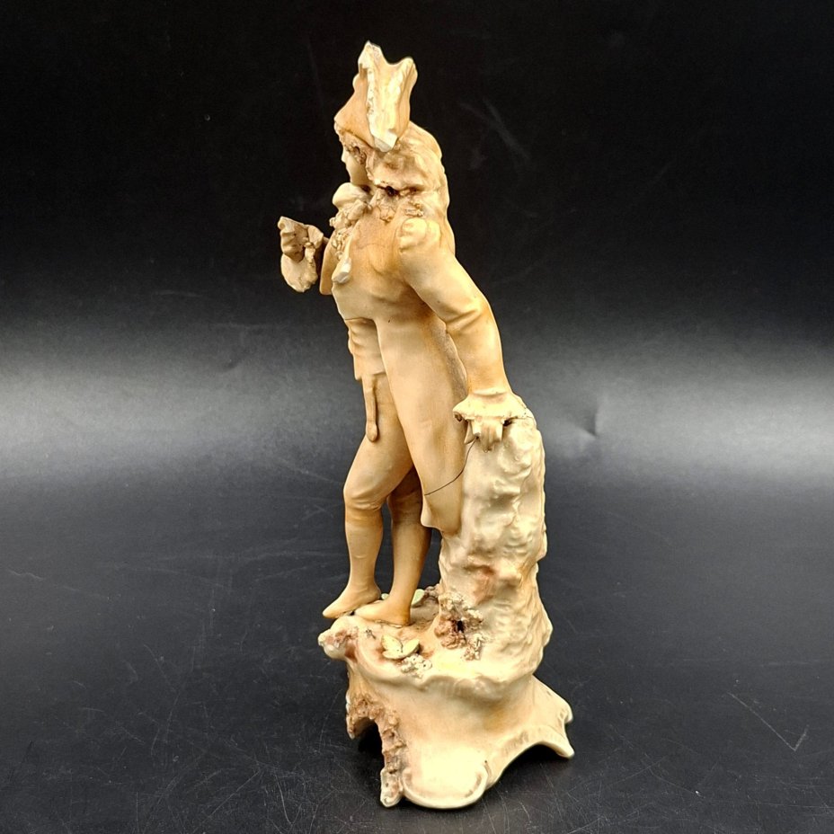 Статуэтка "Галантный кавалер"