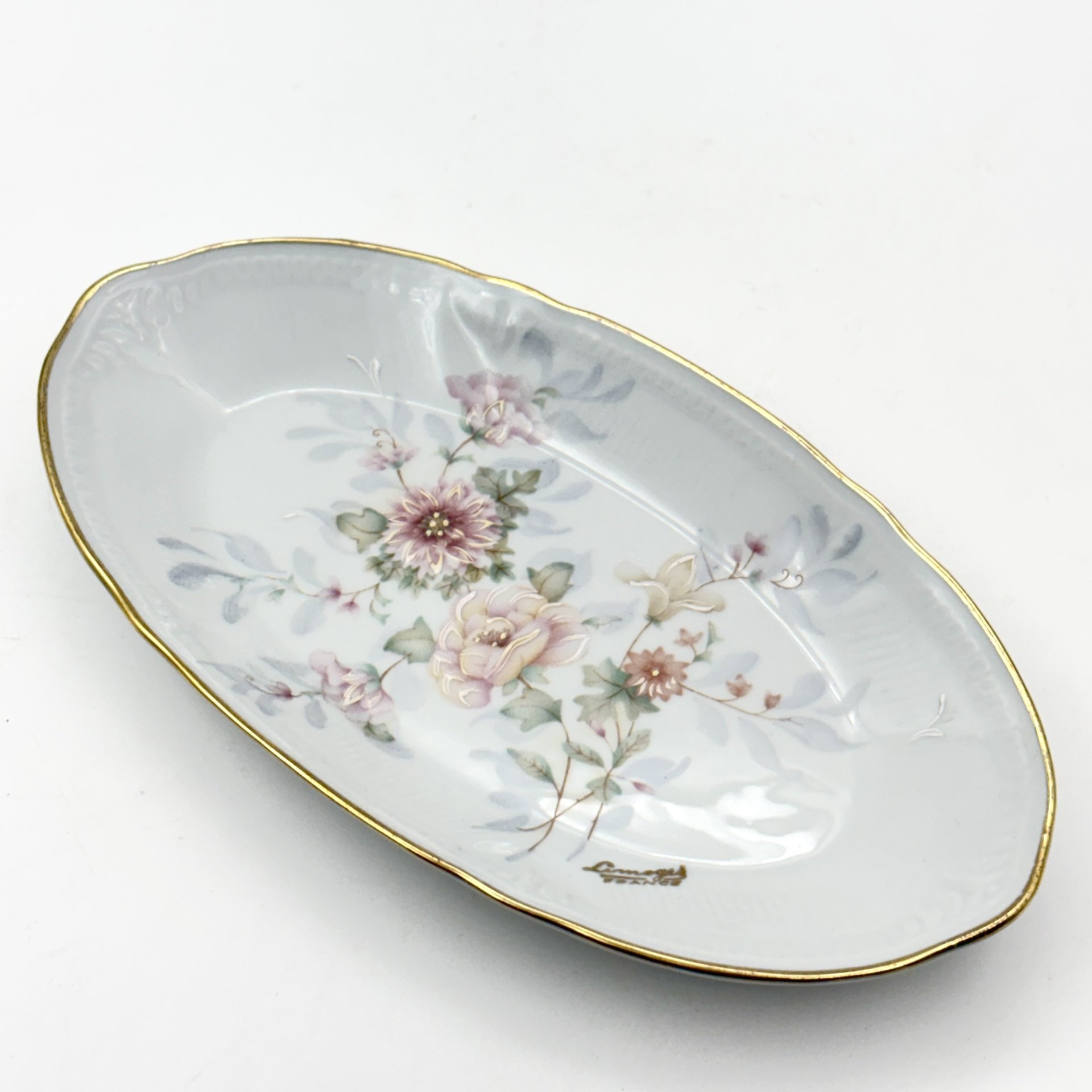Селедочница, украшенная нежным цветочным декором, фарфор, деколь с подрисовкой, Limoges, Франция, 1970-2000 гг.