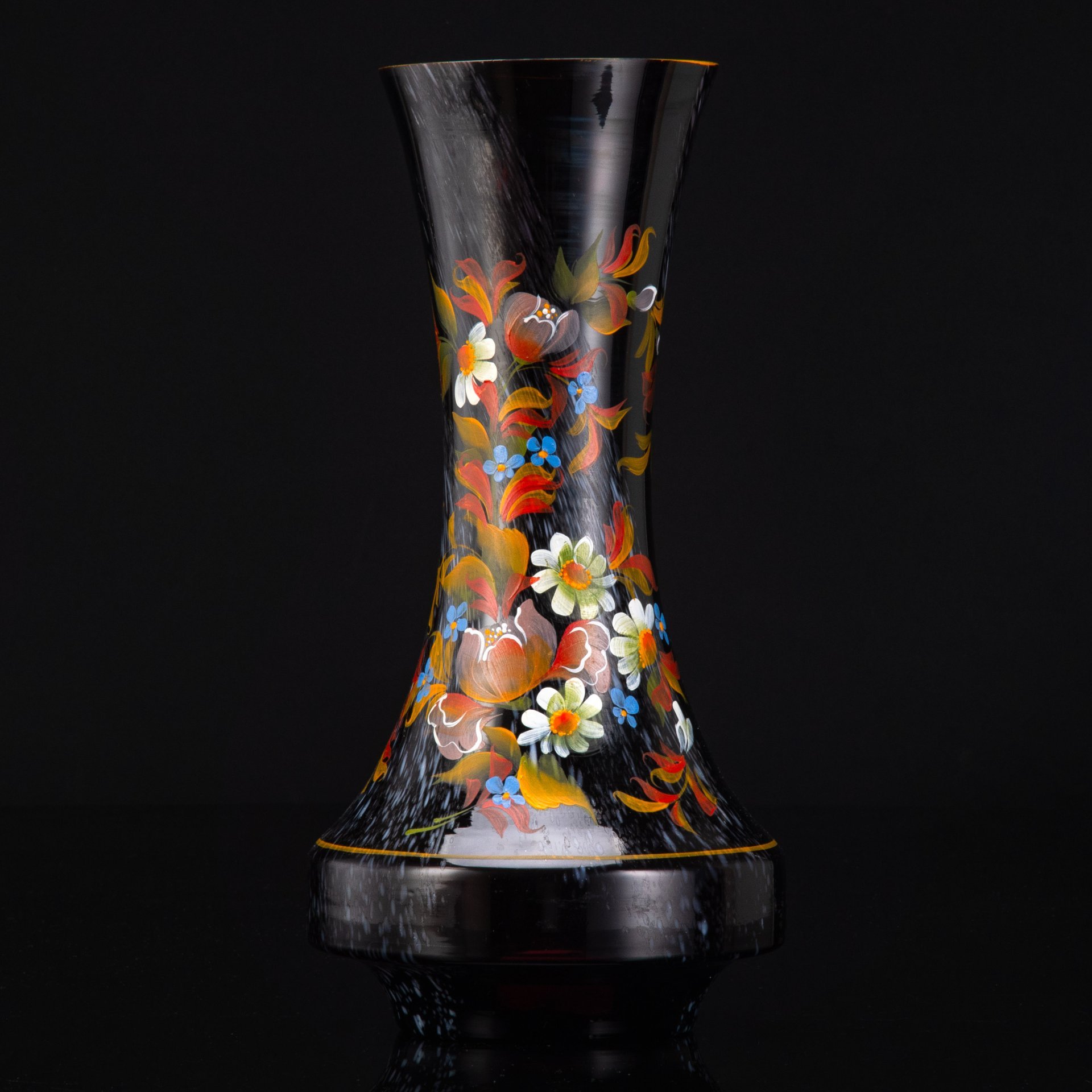 Ваза, украшенная цветочным декором, стекло, роспись, гутная техника, СССР, 1970-1990 гг.
