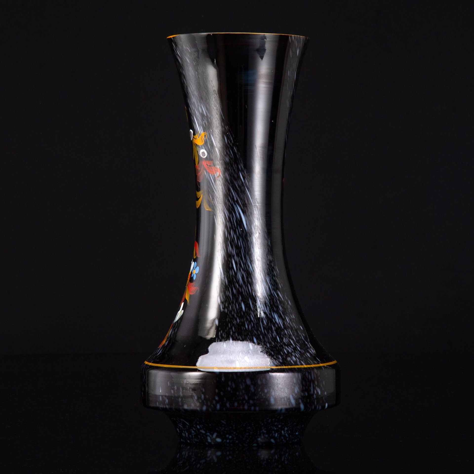 Ваза, украшенная цветочным декором, стекло, роспись, гутная техника, СССР, 1970-1990 гг.