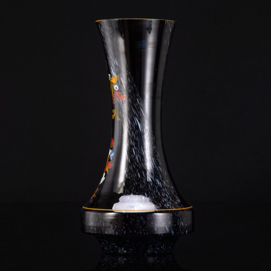 Ваза, украшенная цветочным декором