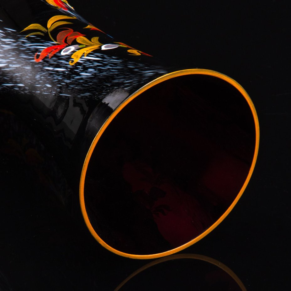 Ваза, украшенная цветочным декором