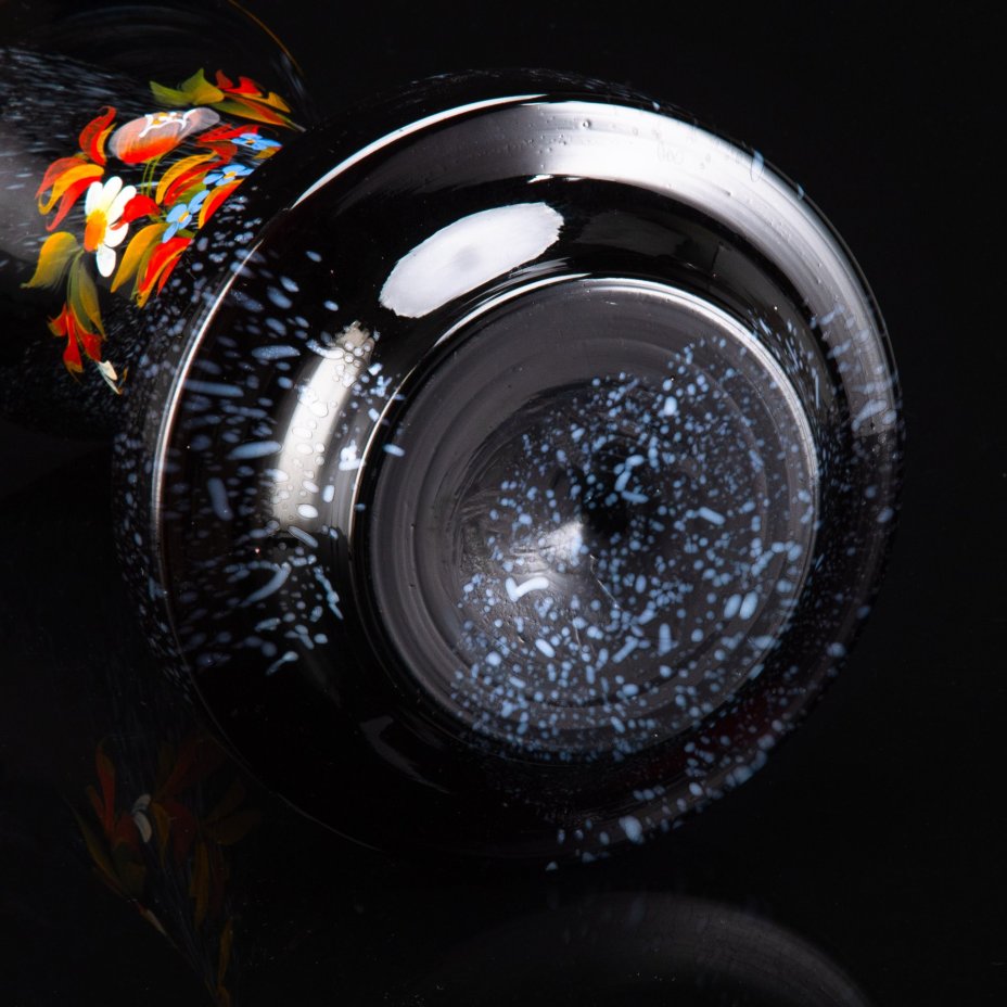 Ваза, украшенная цветочным декором