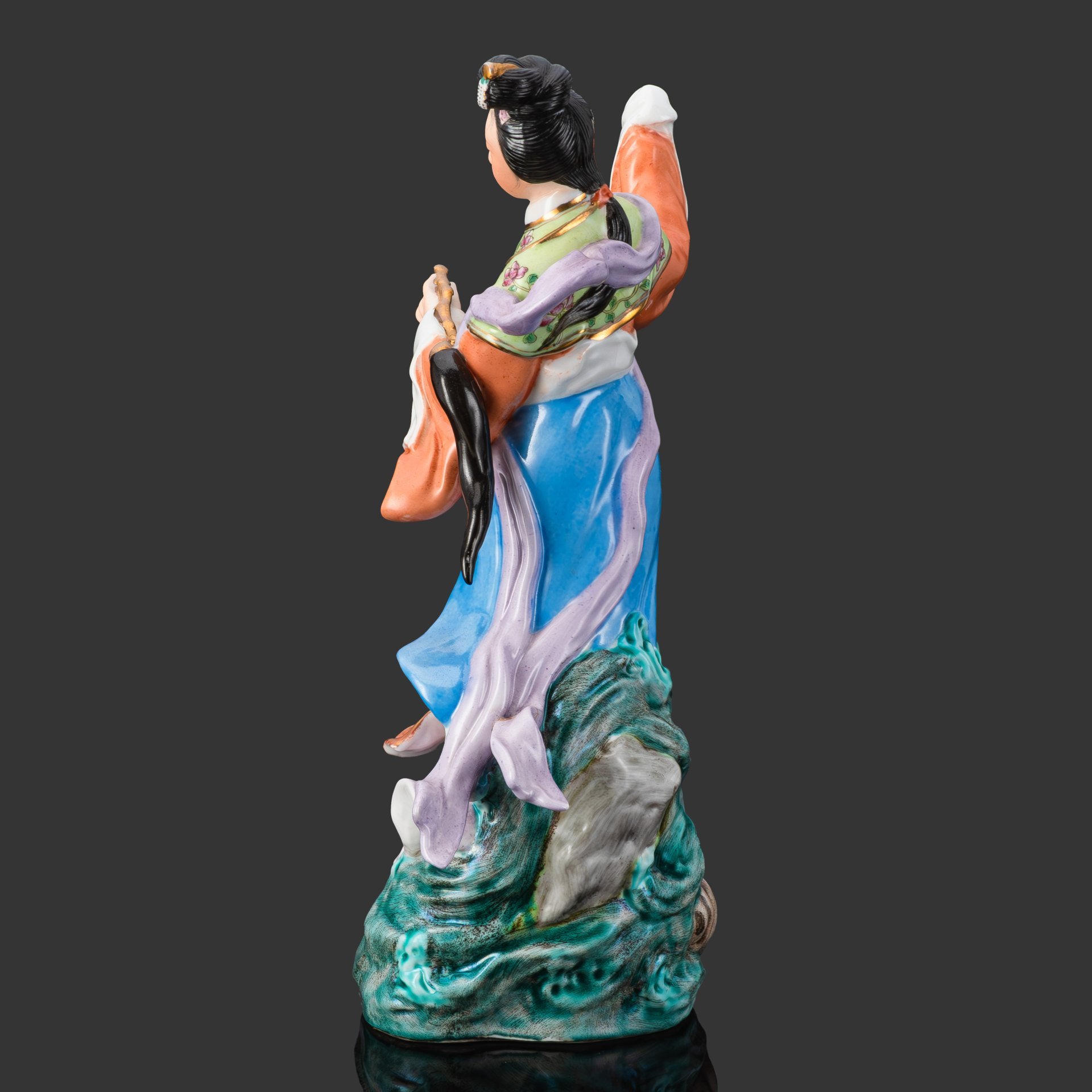 Статуэтка "Небесная китайская красавица на волнах", фарфор, бисквит, роспись, золочение, Китай, 1950-1960 гг.