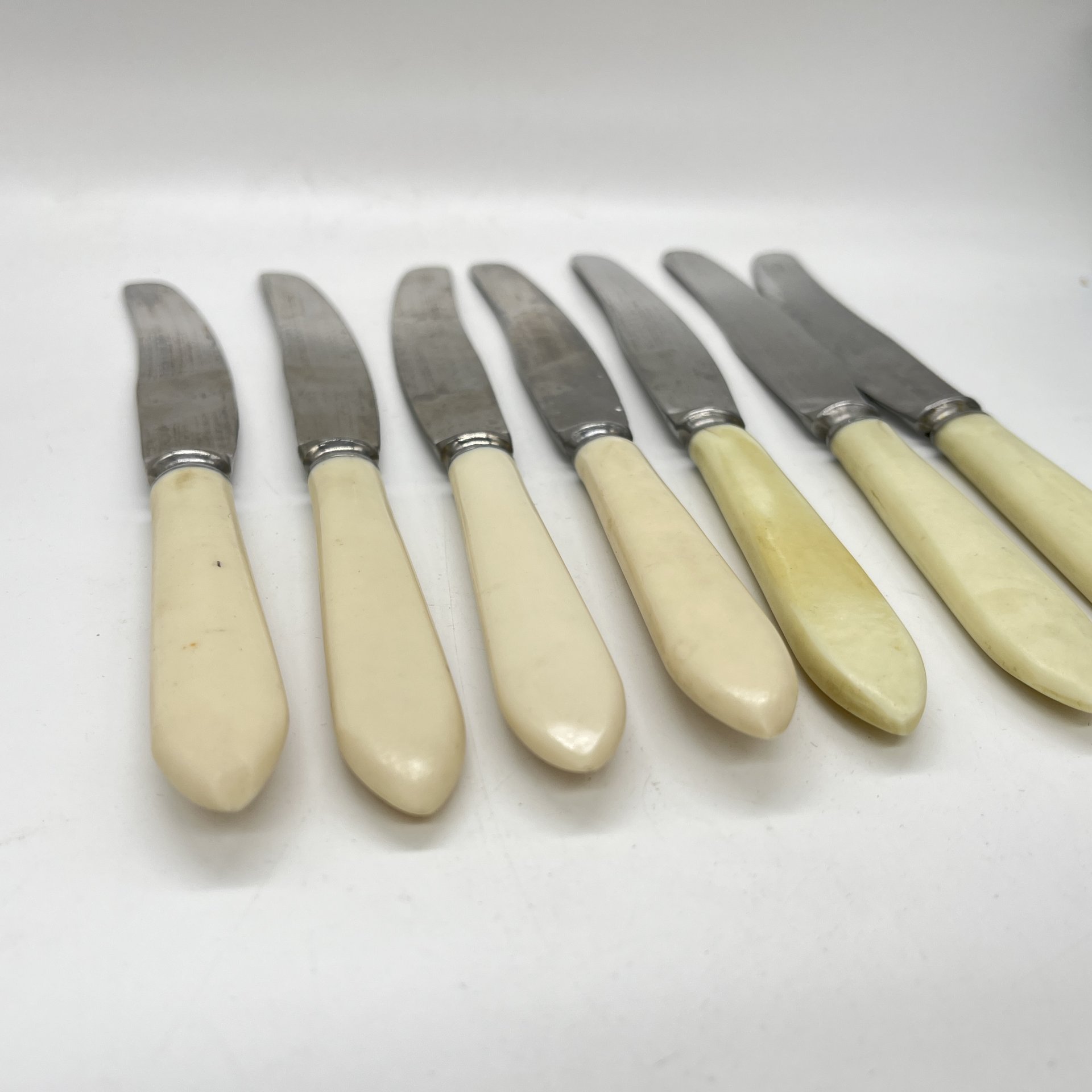 Набор из 7 столовых ножей, металл, пластик, СССР, 1960-1980 гг.