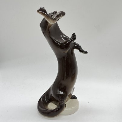 Статуэтка "Выдра с рыбой", скульптор Б.Я. Воробьев, фарфор, роспись, аэрография, Ленинградский фарфоровый завод (ЛФЗ), Российская Федерация, 1960-1970 гг.