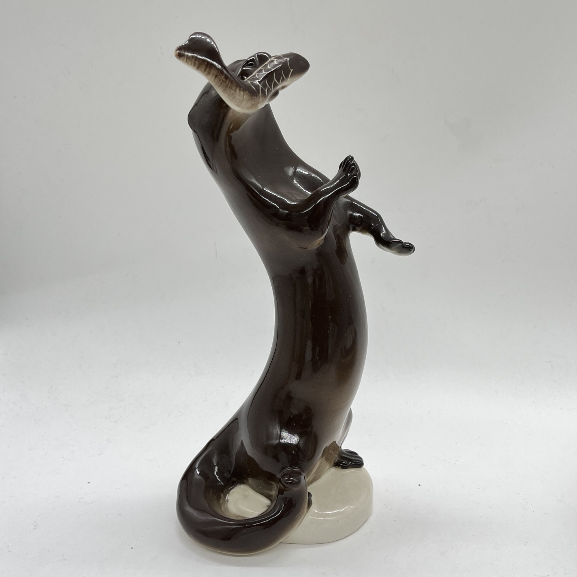 Статуэтка "Выдра с рыбой", скульптор Б.Я. Воробьев, фарфор, роспись, аэрография, Ленинградский фарфоровый завод (ЛФЗ), Российская Федерация, 1960-1970 гг.