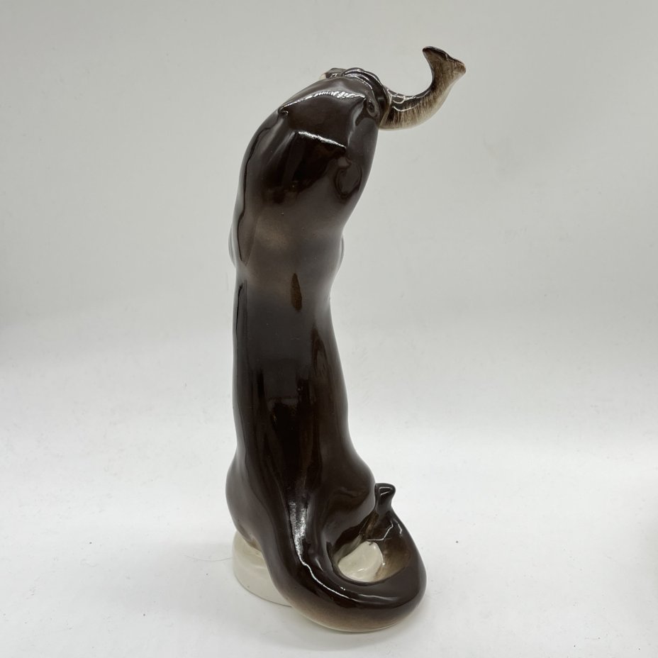 Статуэтка "Выдра с рыбой", скульптор Б.Я. Воробьев, фарфор, роспись, аэрография, Ленинградский фарфоровый завод (ЛФЗ), Российская Федерация, 1960-1970 гг.