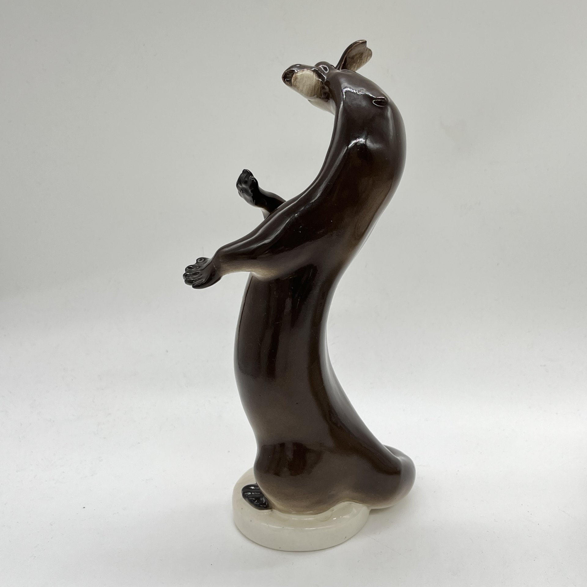 Статуэтка "Выдра с рыбой", скульптор Б.Я. Воробьев, фарфор, роспись, аэрография, Ленинградский фарфоровый завод (ЛФЗ), Российская Федерация, 1960-1970 гг.