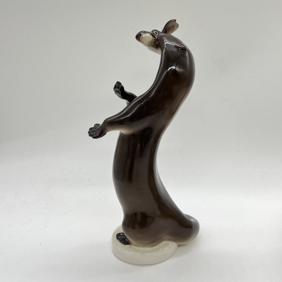 Статуэтка "Выдра с рыбой", скульптор Б.Я. Воробьев, фарфор, роспись, аэрография, Ленинградский фарфоровый завод (ЛФЗ), Российская Федерация, 1960-1970 гг.