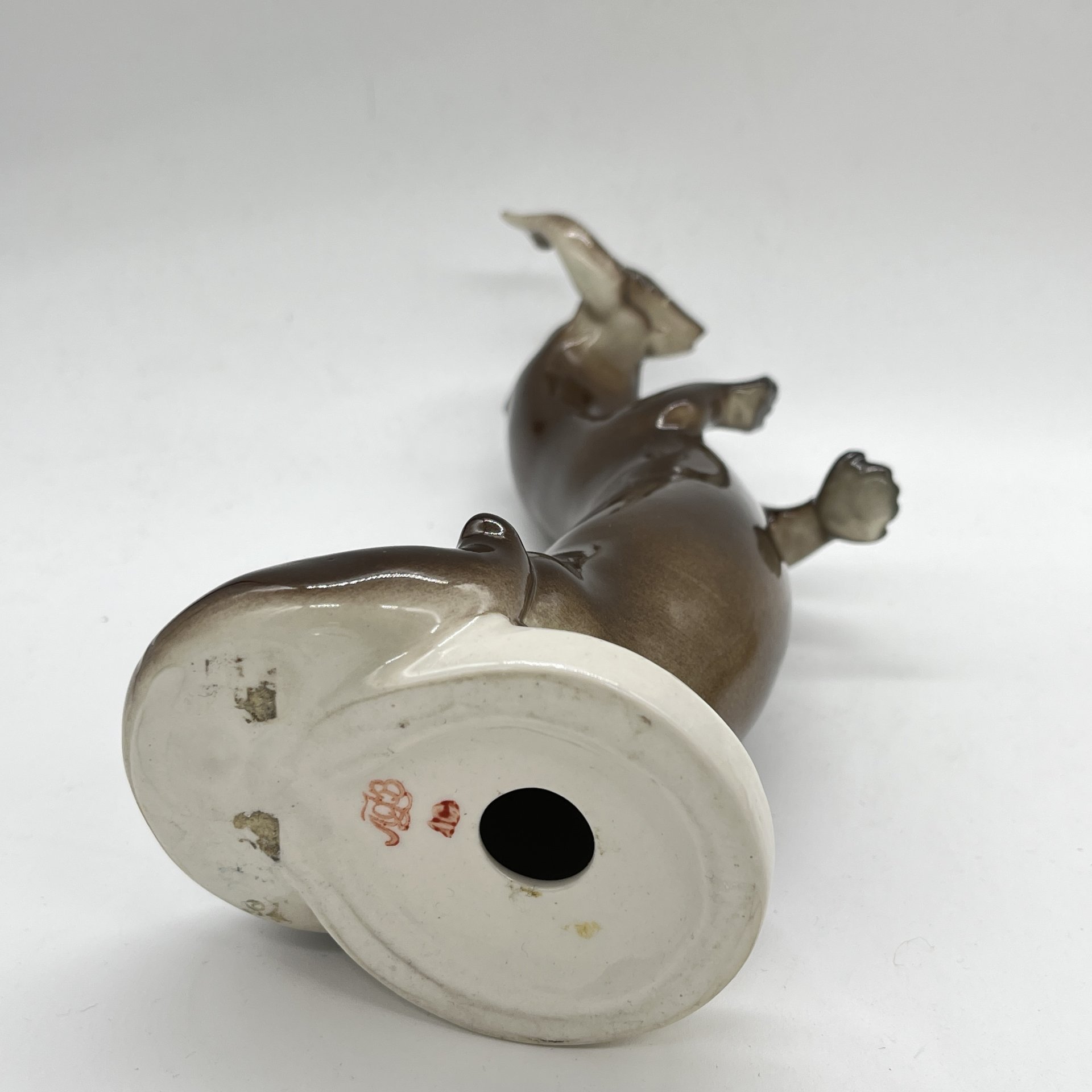 Статуэтка "Выдра с рыбой", скульптор Б.Я. Воробьев, фарфор, роспись, аэрография, Ленинградский фарфоровый завод (ЛФЗ), Российская Федерация, 1960-1970 гг.