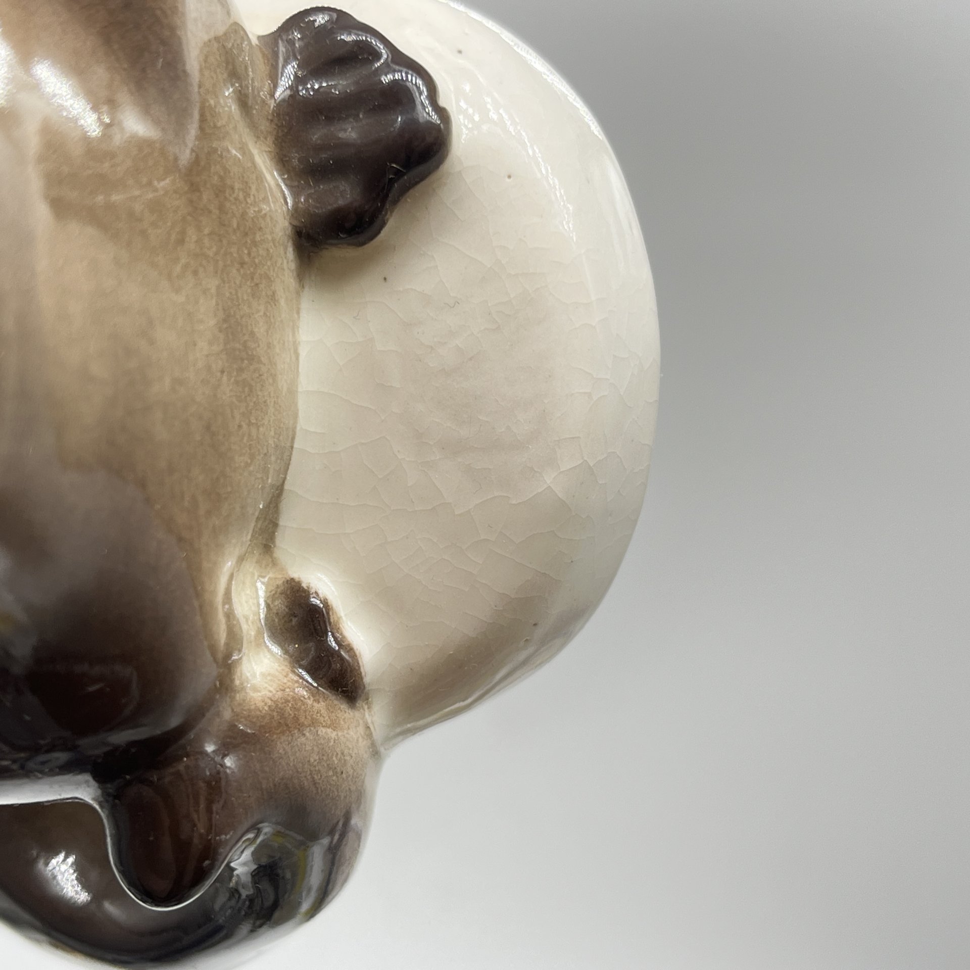 Статуэтка "Выдра с рыбой", скульптор Б.Я. Воробьев, фарфор, роспись, аэрография, Ленинградский фарфоровый завод (ЛФЗ), Российская Федерация, 1960-1970 гг.