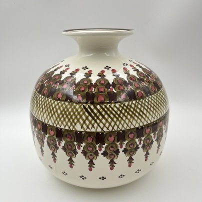 Ваза широкой формы, украшенная растительным декором, фарфор, роспись, Западная Европа, 1960-1980 гг.