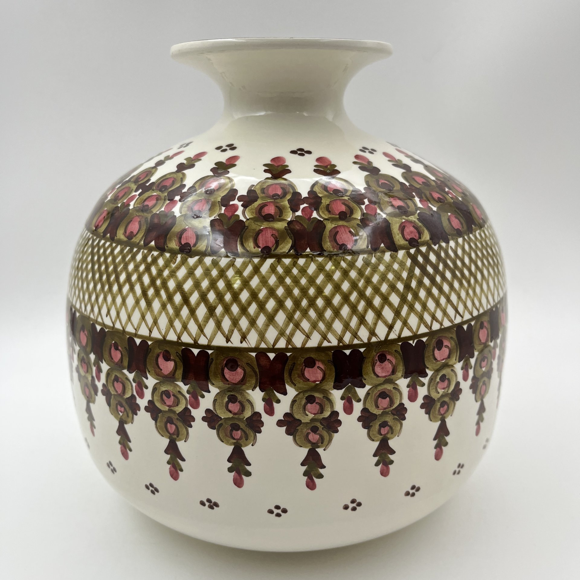 Ваза широкой формы, украшенная растительным декором, фарфор, роспись, Западная Европа, 1960-1980 гг.