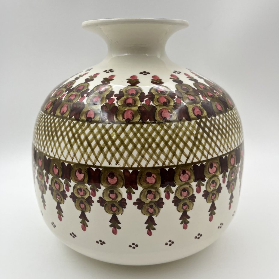 Ваза широкой формы, украшенная растительным декором