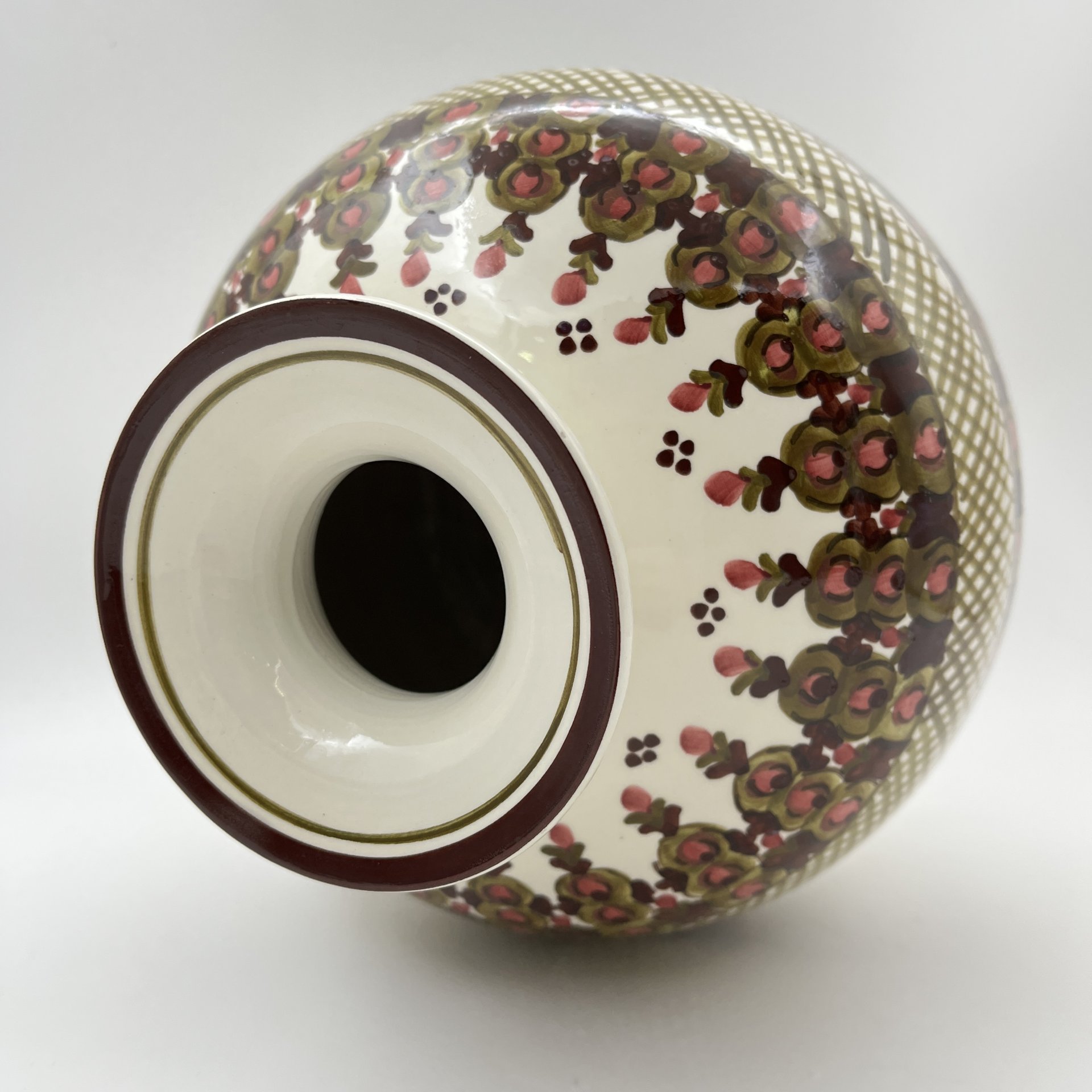 Ваза широкой формы, украшенная растительным декором, фарфор, роспись, Западная Европа, 1960-1980 гг.